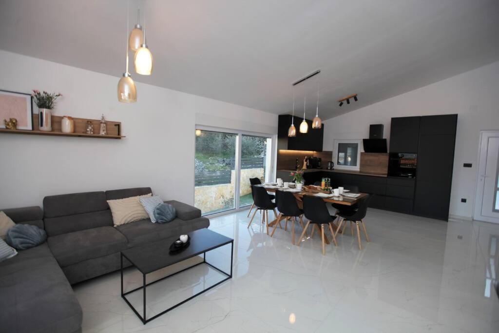 Luxury Villa Lana Apt, Seaview Terrace, Large Outdoor Space, Bbq Trogir Eksteriør bilde